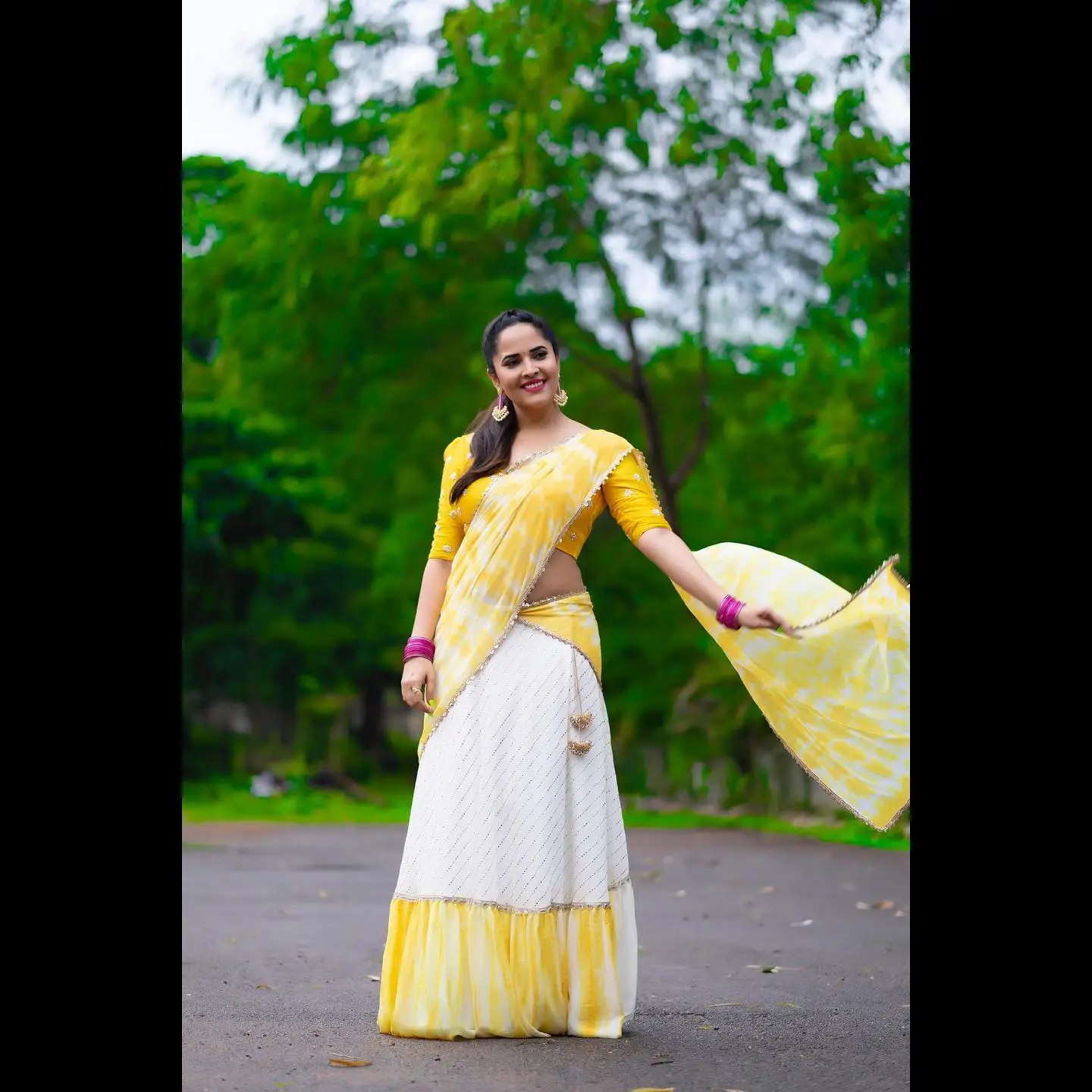 INDIAN ACTRESS ANASUYA BHARADWAJ IN YELLOW SAREE BLOUSE 6